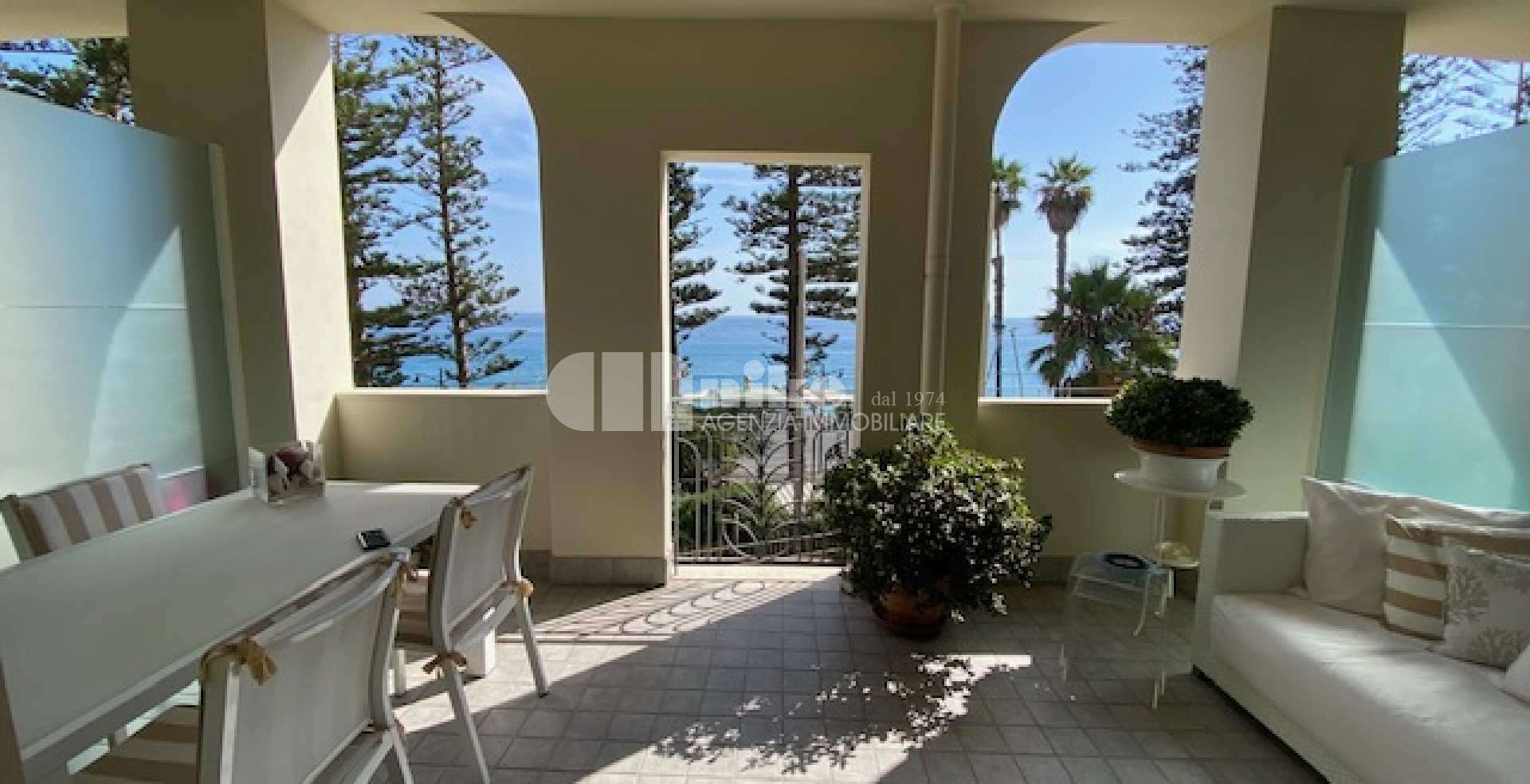 Appartamento vista mare in contesto signorile 