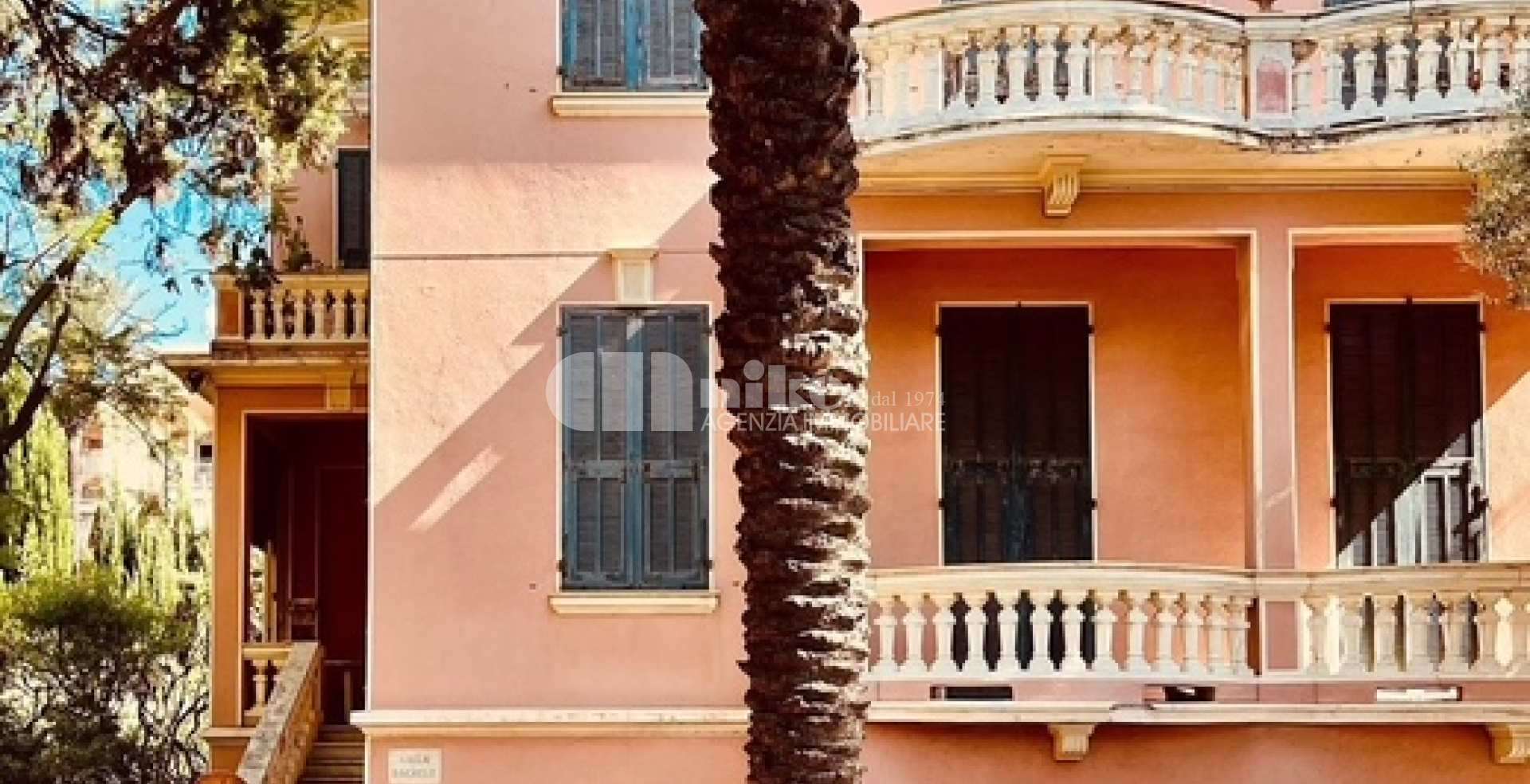 Villa d'epoca in posizione pianeggiante 