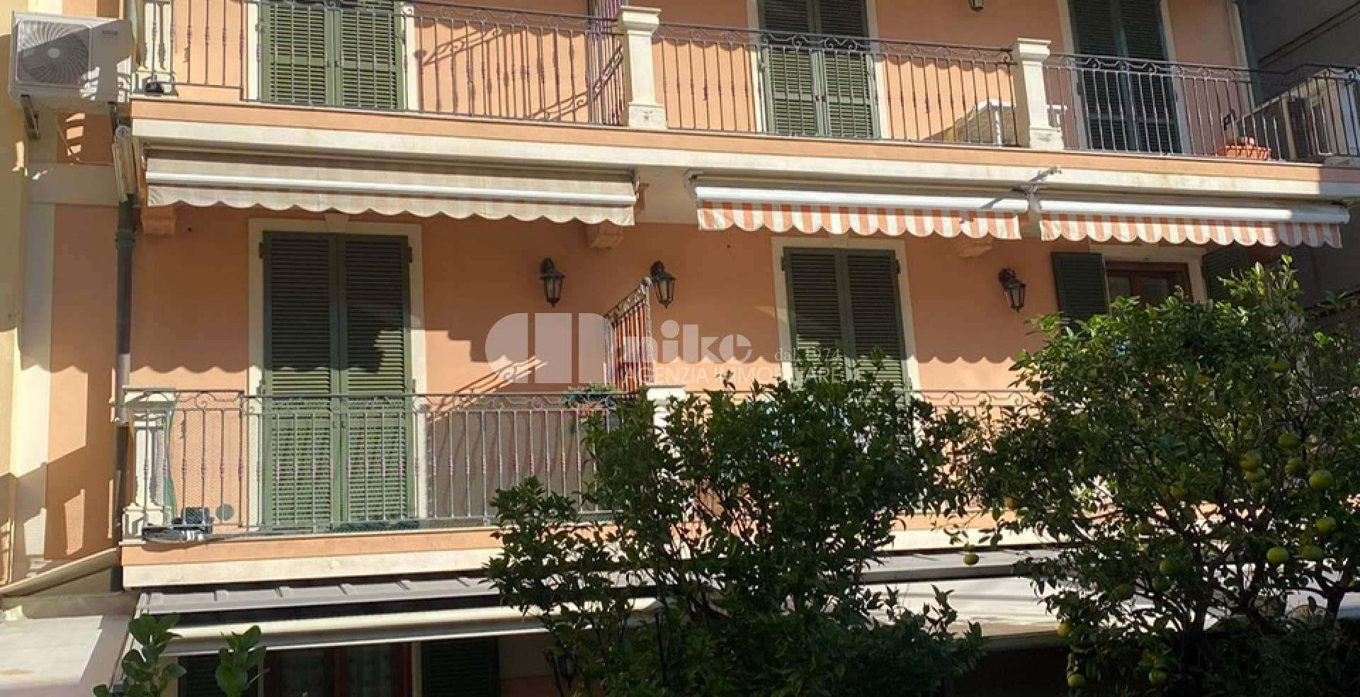Bilocale in casa d'epoca con vista mare