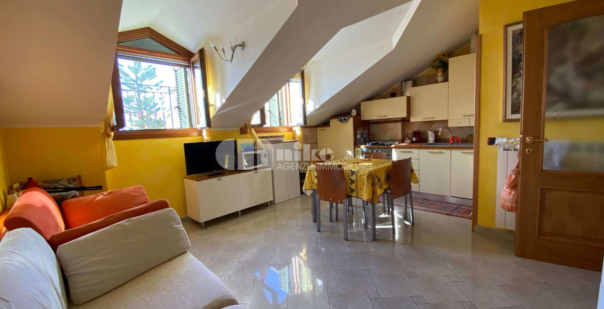 Bilocale in casa d'epoca con vista mare