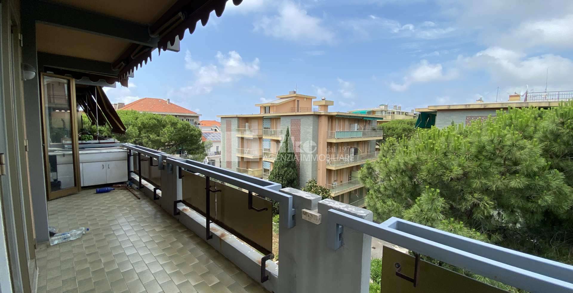 Bordighera, bilocale ultimo piano