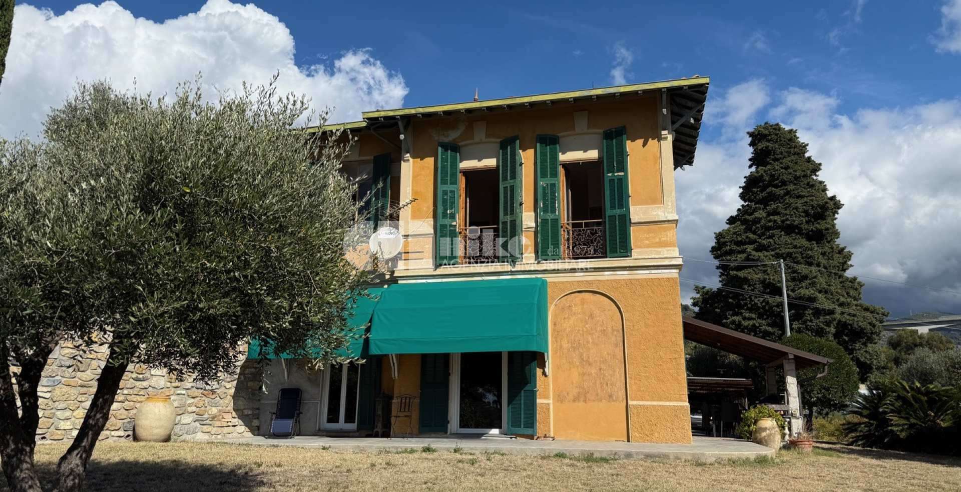 Villa in collina con vista mare