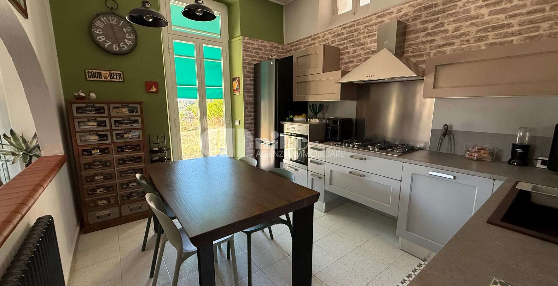 Villa in collina con vista mare