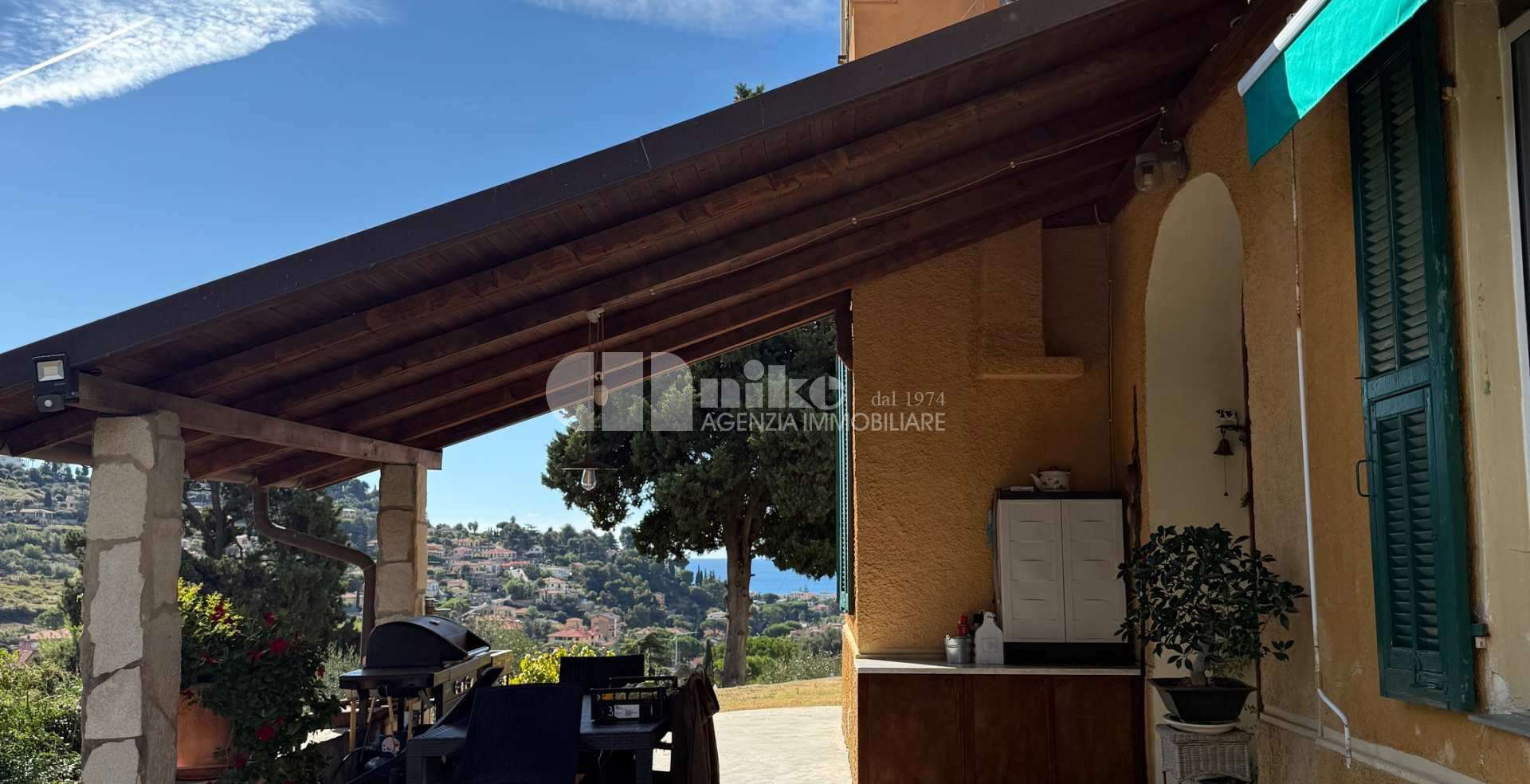 Villa in collina con vista mare