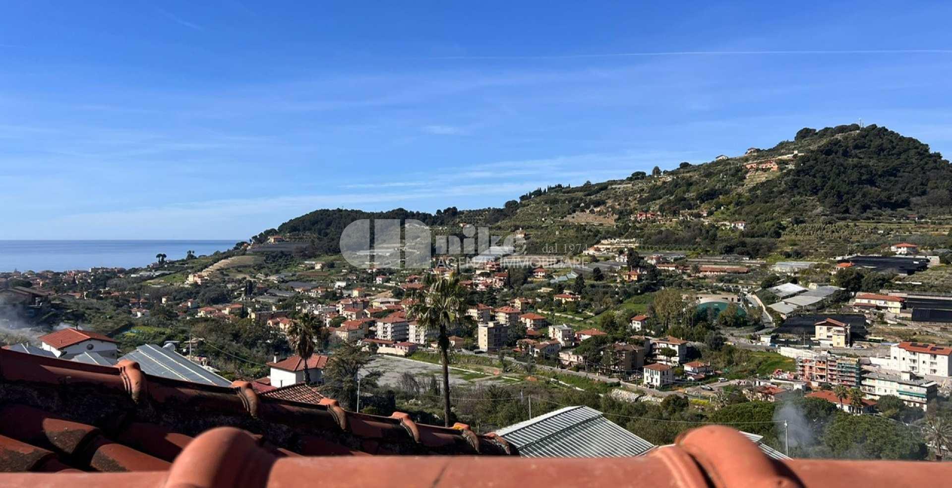Appartamento collinare, terrazza vista mare e piscina condominiale