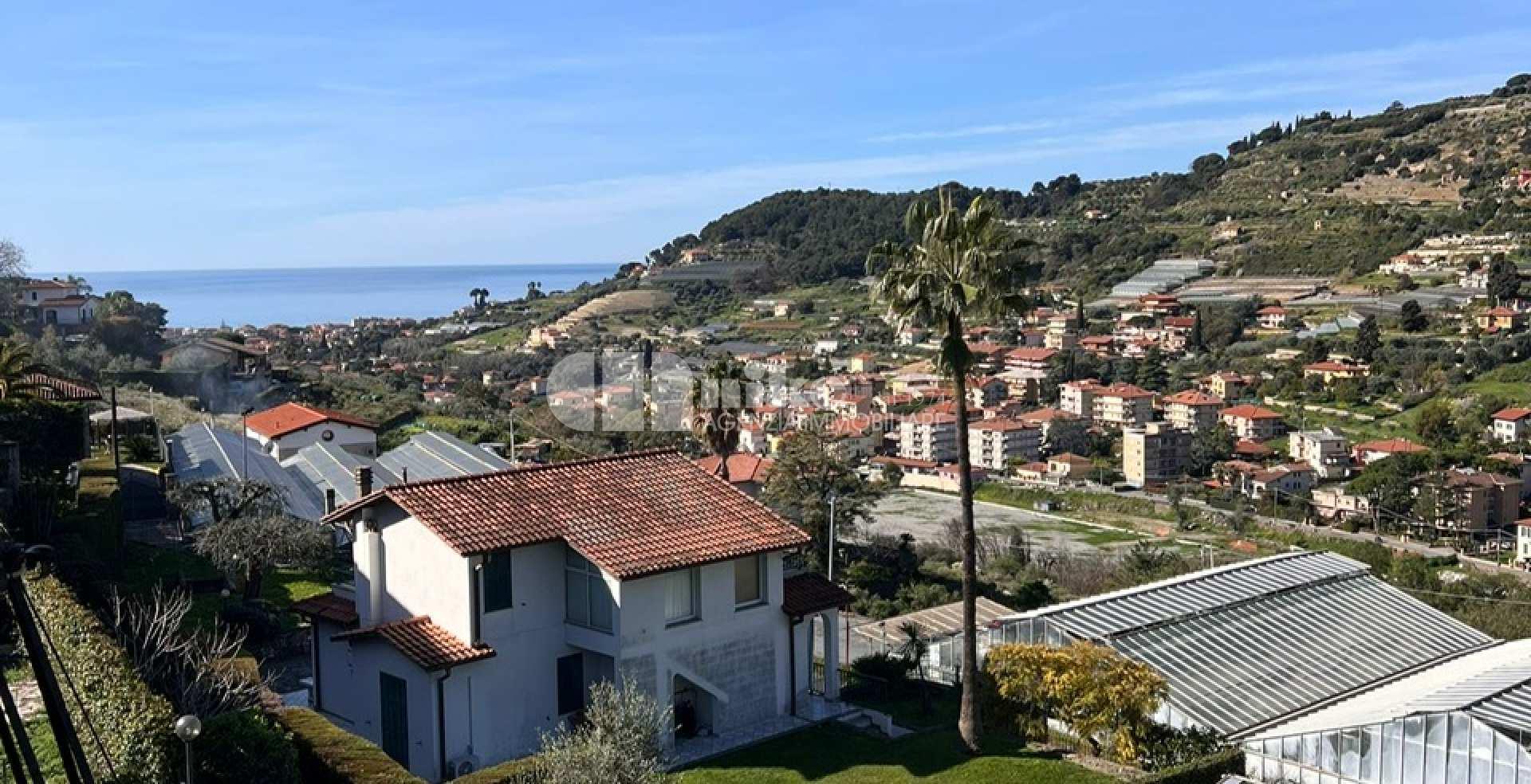 Appartamento collinare, terrazza vista mare e piscina condominiale