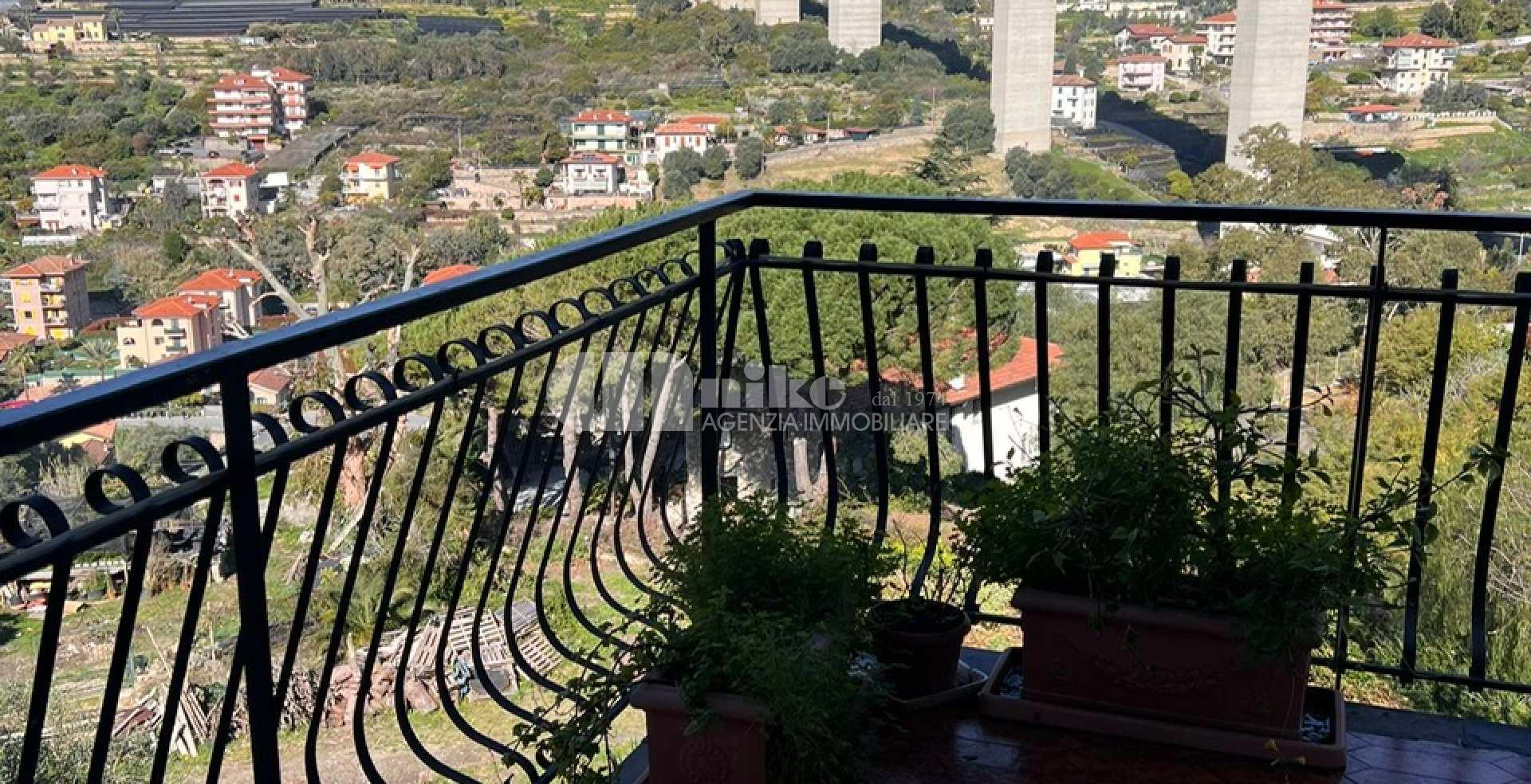 Appartamento collinare, terrazza vista mare e piscina condominiale