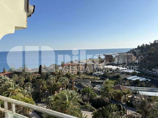 Bilocale ultimo piano con vista mare