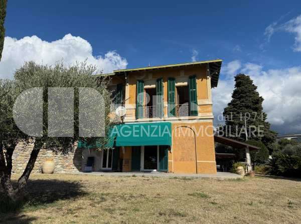 Villa in collina con vista mare