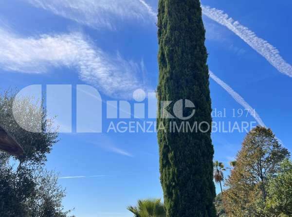 Villa in collina con vista mare