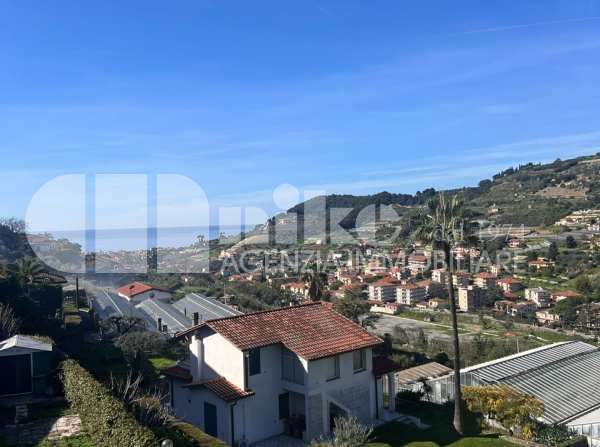 Appartamento collinare, terrazza vista mare e piscina condominiale