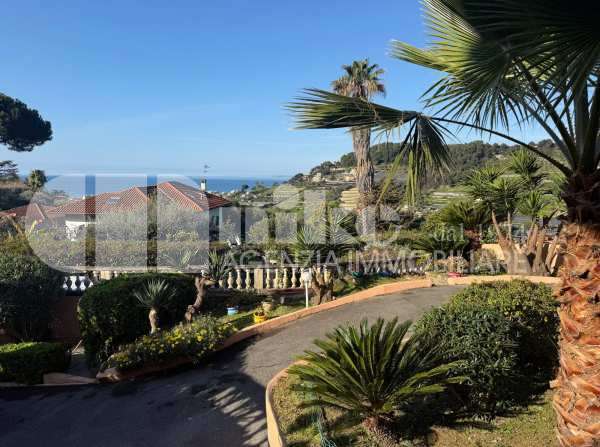 Villa unifamiliare Con piscina e vista mare 