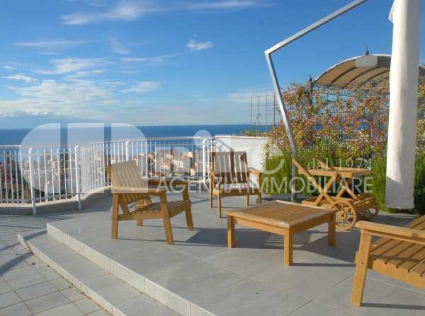 Attico con splendida terrazza, zona centrale e tranquilla, appartamento ultimo piano con ascensore