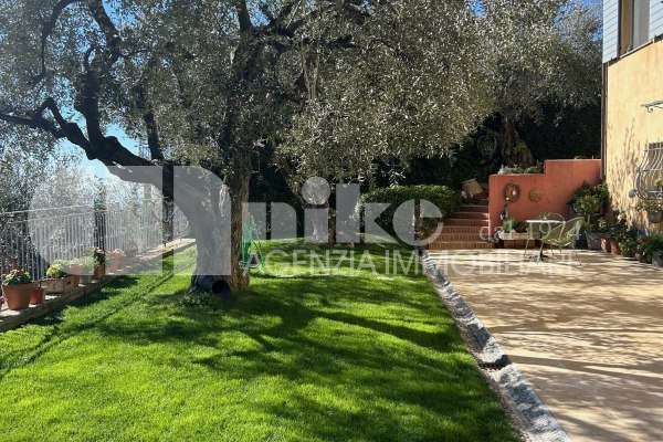 Villa in stile provenzale  thumbnail
