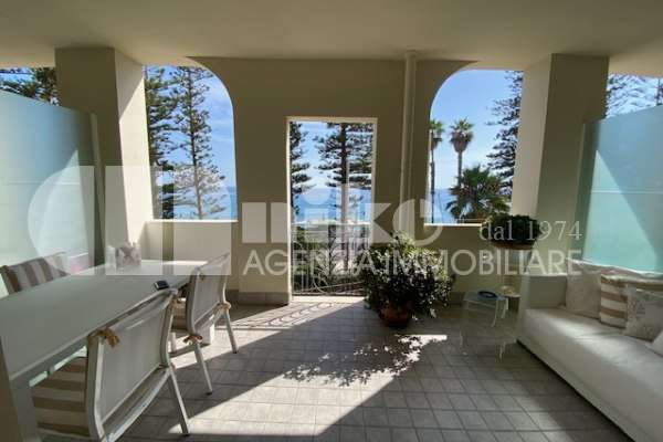 Appartamento vista mare in contesto signorile  thumbnail