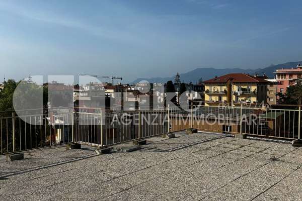 terrazza e locale di sgomebero  thumbnail