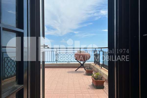 Attico con terrazza vista mare thumbnail