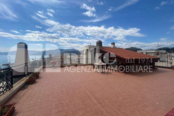 Attico con terrazza vista mare thumbnail