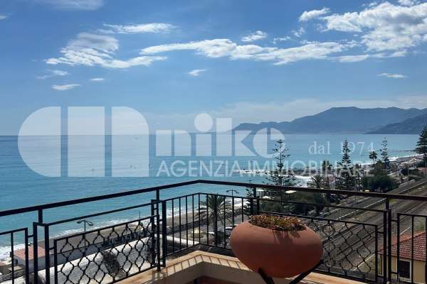 Attico con terrazza vista mare thumbnail