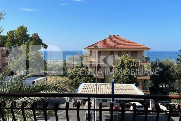 Appartamento con vista mare thumbnail