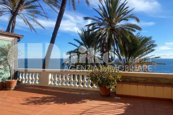 Appartamento con terrazza vista mare thumbnail