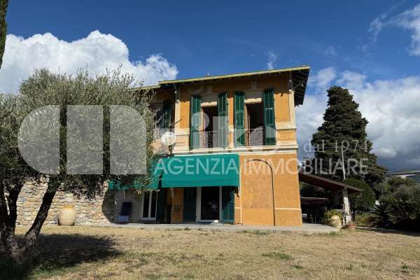 Villa in collina con vista mare thumbnail