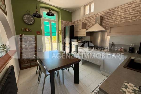 Villa in collina con vista mare thumbnail