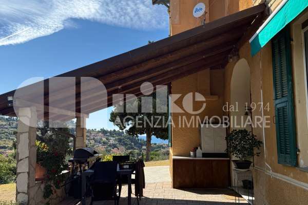 Villa in collina con vista mare thumbnail