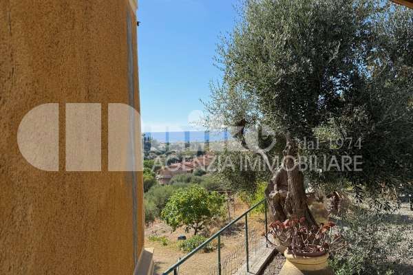 Villa in collina con vista mare thumbnail