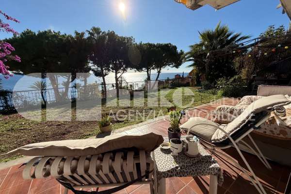 Trilocale con giardino vista mare thumbnail