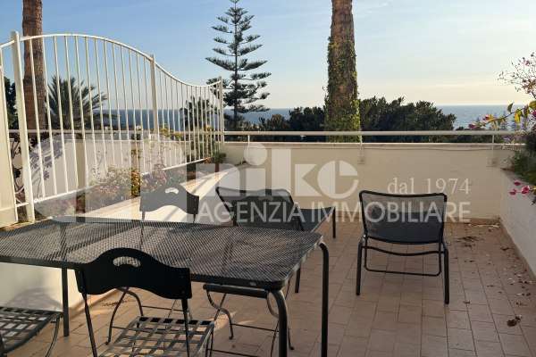 Bilocale con vista mare thumbnail