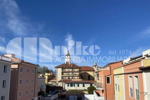 Appartamento in posizione centrale con vista mare thumbnail