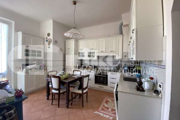 Appartamento in posizione centrale con vista mare thumbnail