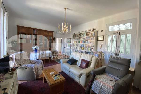 Appartamento in posizione centrale con vista mare thumbnail