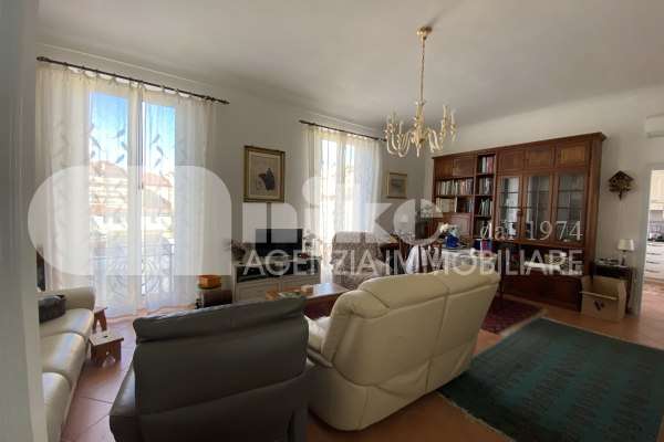 Appartamento in posizione centrale con vista mare thumbnail