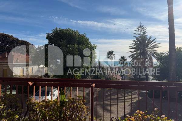 Trilocale vista mare thumbnail