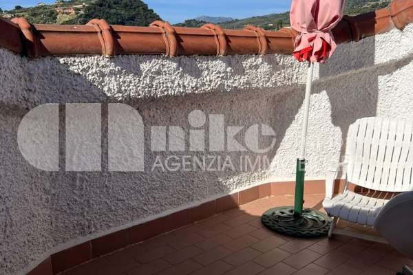 Appartamento collinare, terrazza vista mare e piscina condominiale thumbnail