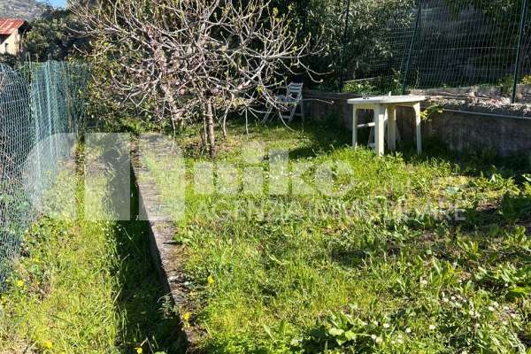 Appartamento collinare, terrazza vista mare e piscina condominiale thumbnail