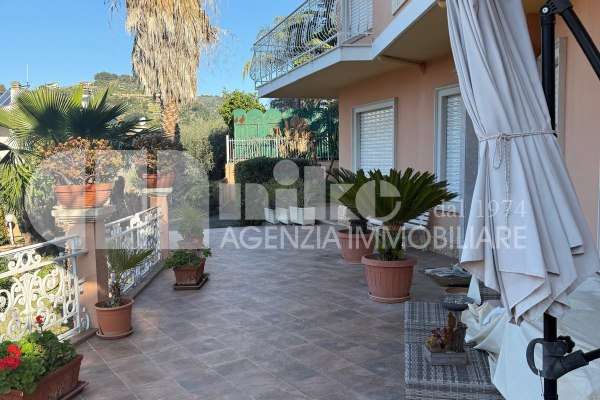 Villa unifamiliare Con piscina e vista mare  thumbnail