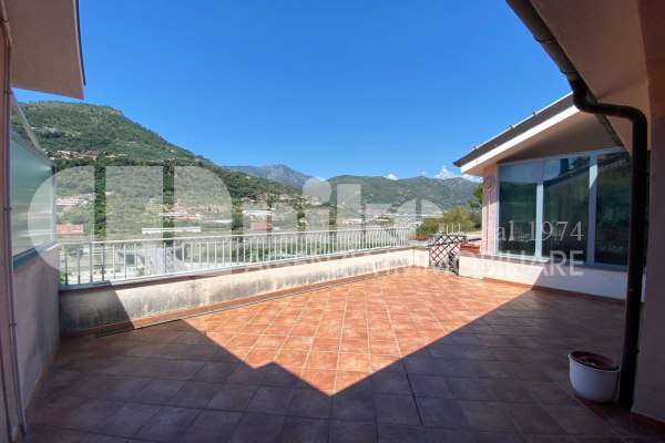 Casa con terrazza thumbnail